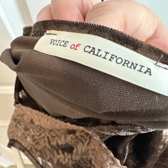 Voice of California Size Medium Mocha Brown Velvet Lace Open Back Blouse - Picture 3 of 5